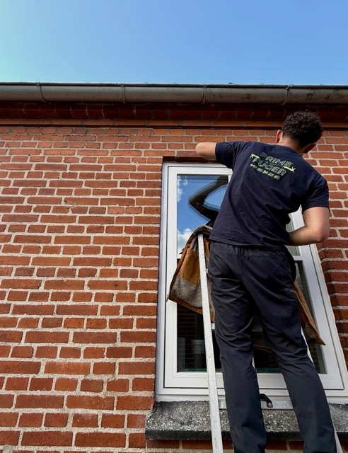 Fugemand fra Prime Fuger fjerner gammel fuge ved vindue